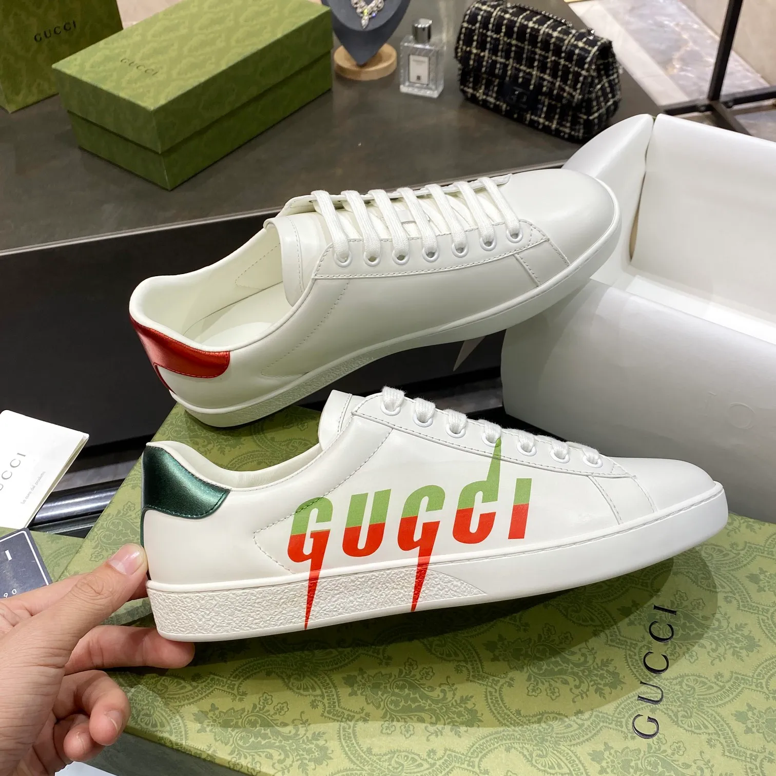 👟👟Ex-factory price 440👟👟 Men's size +10 Gucci's GG white shoes, the same style as Ni Ni, have been popular in recent years; new colors are constantly updated; stars, Internet celebrities, live broadcasts, etc. will definitely plant grass and call them. Classic fashion style, 5D drawing printing; electric embroidery surface, etc... Original customized cowhide color, first layer of cowhide inside, original outsole... Shiny color drawing/electric embroidery surface embellished on the side of the shoe body, package production process‼ Size: Female 35-40# Male 39-46#